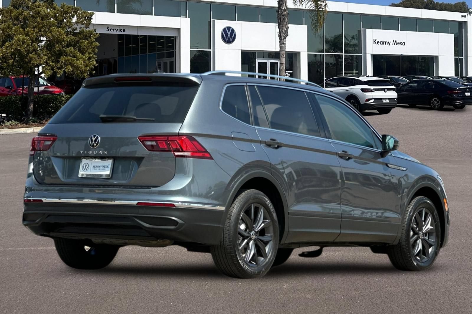 Used 2023 Volkswagen Tiguan SE w/ Panoramic Sunroof Package FWD image 4