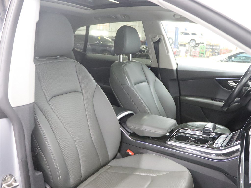 Used 2019 Audi Q8 Premium Plus w/ Premium Plus AWD/4WD image 28