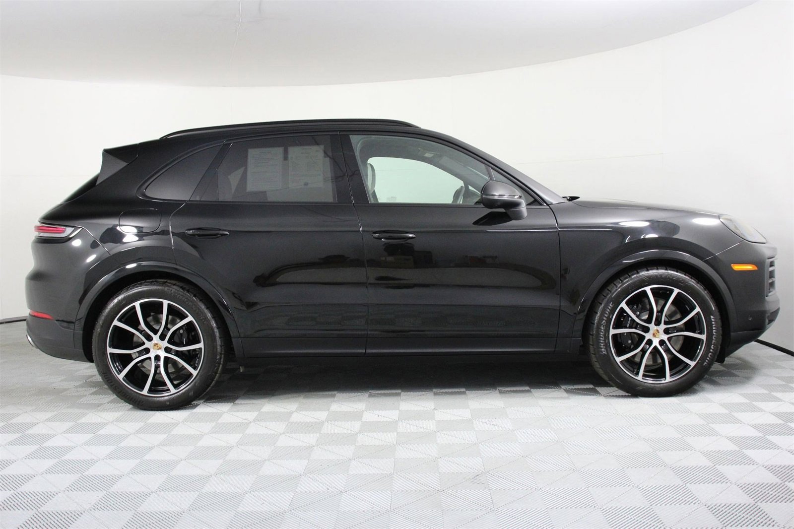 Used 2025 Porsche Cayenne S image 8
