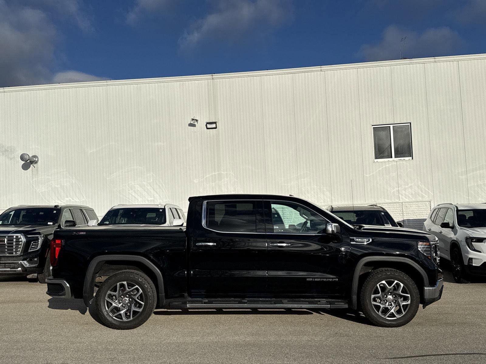 Used 2022 GMC Sierra 1500 SLT w/ SLT Premium Package image 9