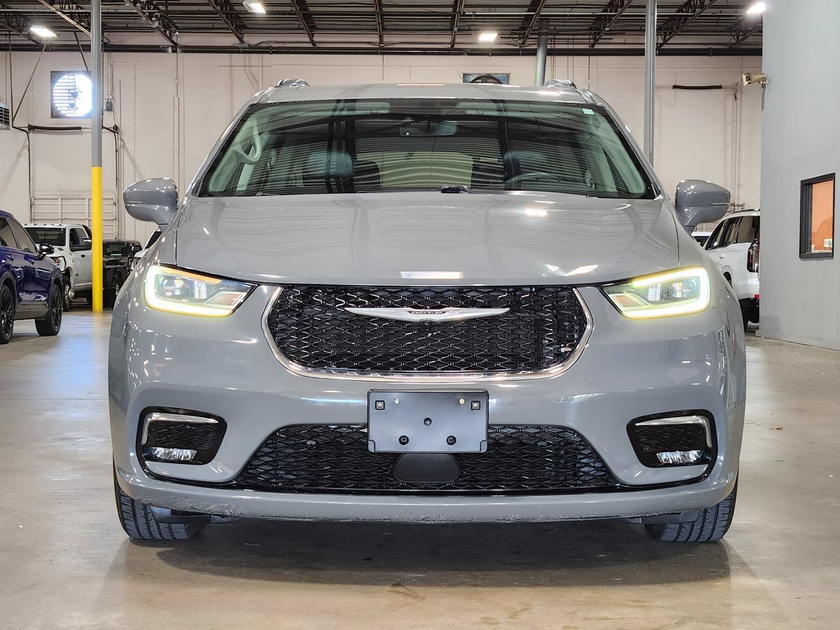 Used 2022 Chrysler Pacifica Touring-L FWD image 2