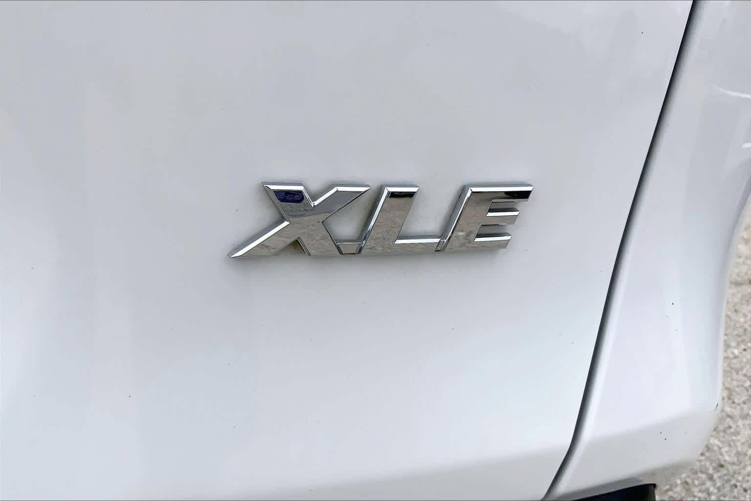 Used 2021 Toyota RAV4 XLE w/ Convenience Package FWD image 10