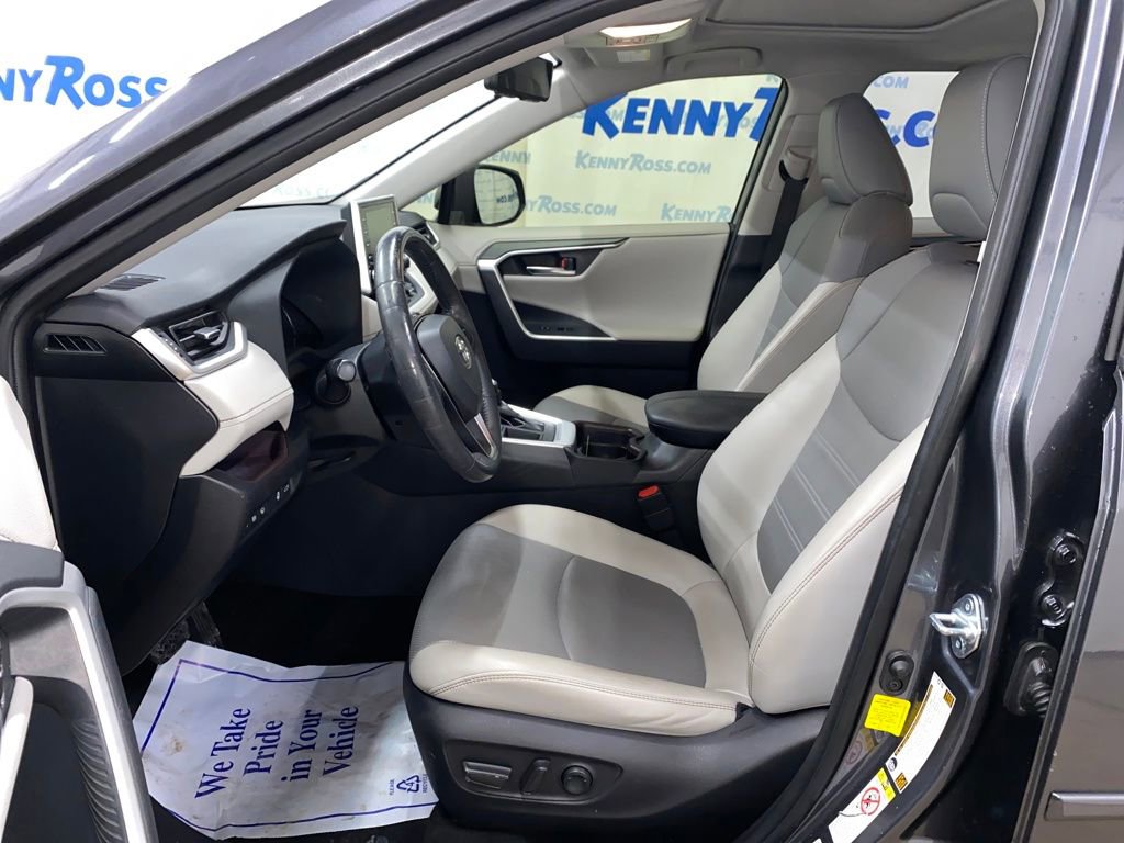 Used 2019 Toyota RAV4 Limited w/ Cold Weather Package FWD image 8