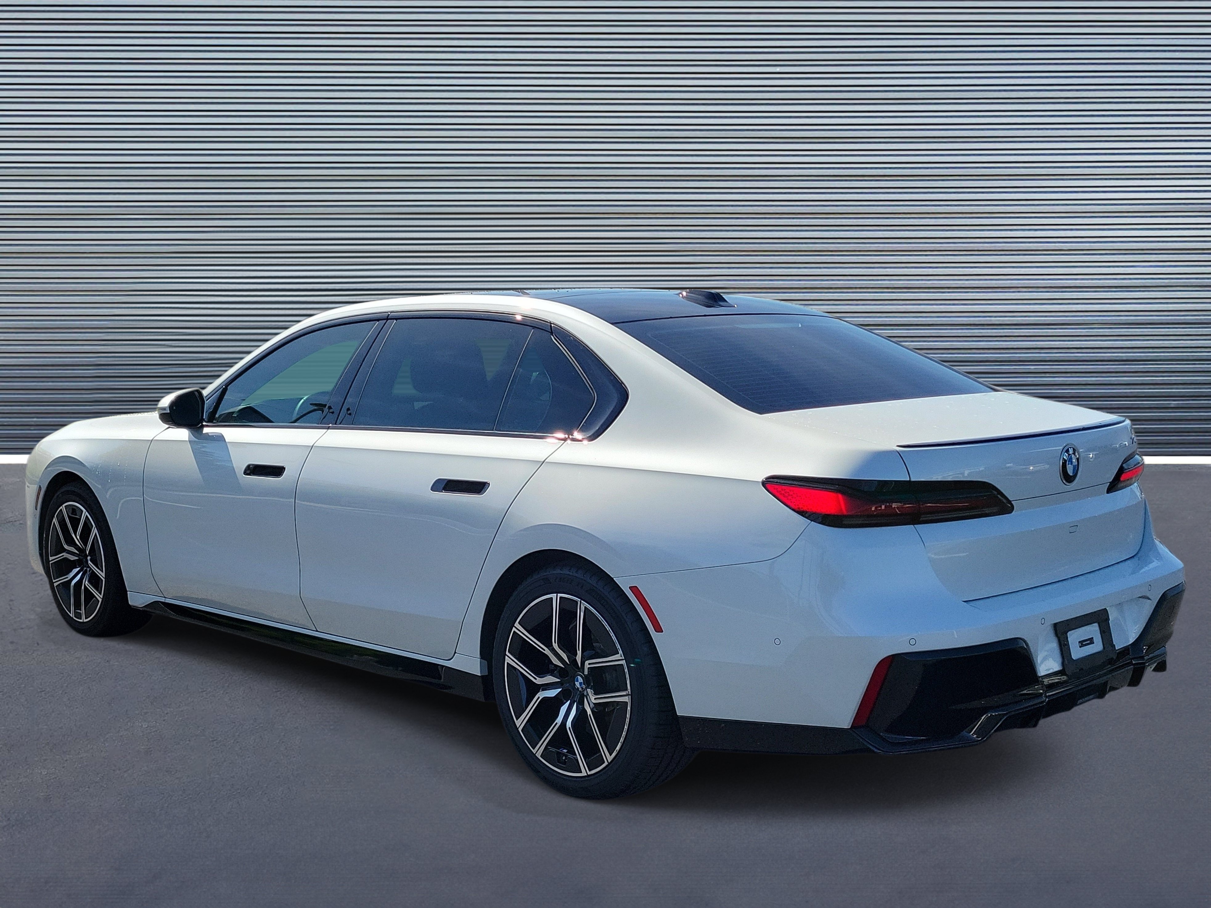 Used 2023 BMW 740i w/ Parking Assistance Package RWD image 4