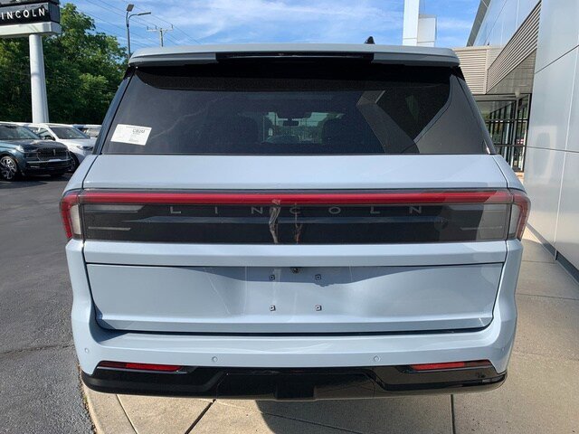 New 2026 Lincoln Navigator L Reserve w/ Jet Appearance Package AWD/4WD image 11