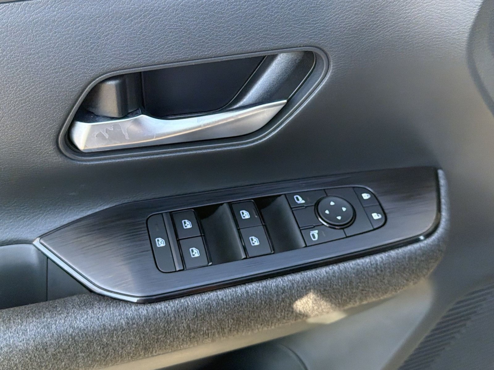 Used 2025 Nissan Kicks SV AWD/4WD image 16