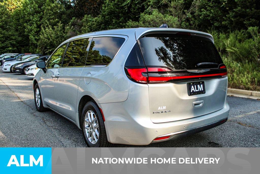 Used 2023 Chrysler Pacifica Touring-L FWD image 4
