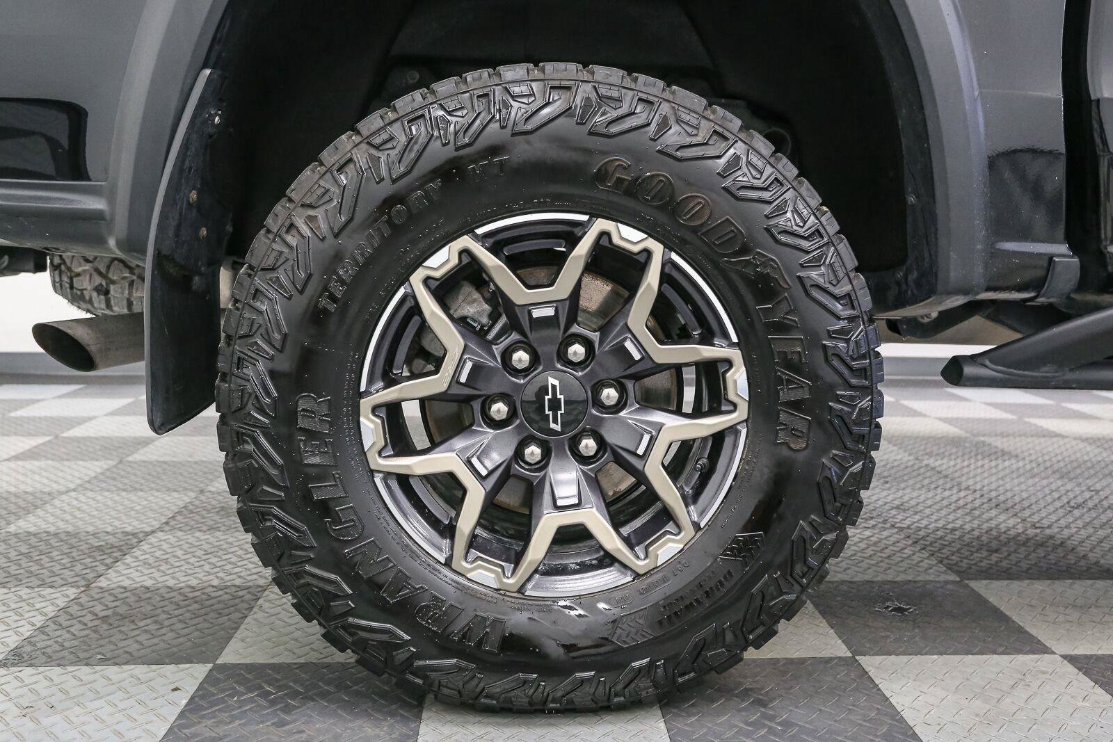 Used 2025 Chevrolet Colorado ZR2 w/ Technology Package AWD/4WD image 16