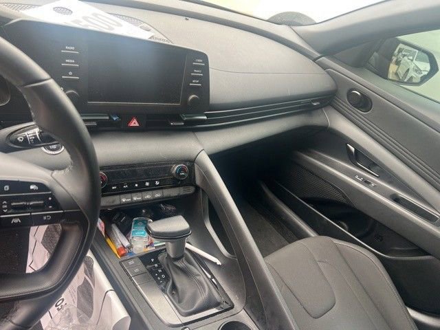 Used 2025 Hyundai Elantra Sport FWD image 4