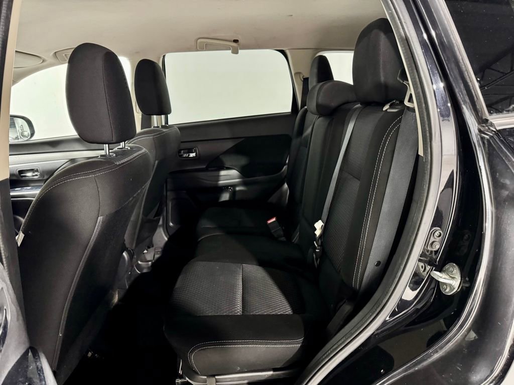 Used 2016 Mitsubishi Outlander SE image 25