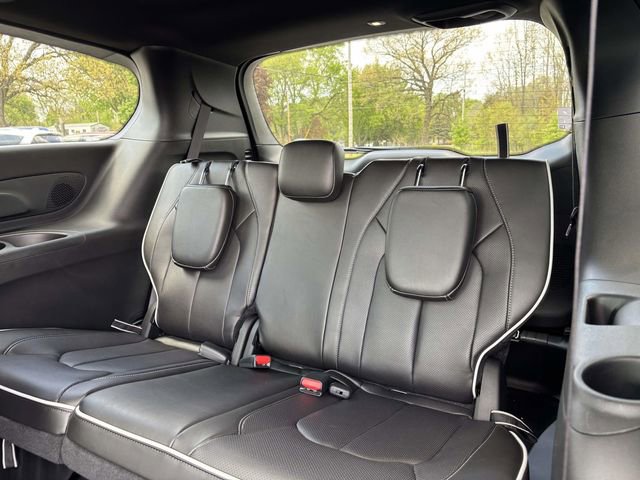 New 2027 Chrysler Pacifica Limited FWD image 6