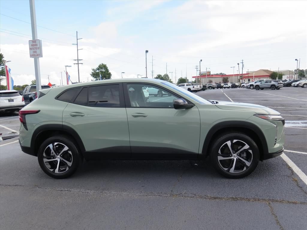 Used 2024 Chevrolet Trax RS w/ Driver Confidence Package FWD image 2