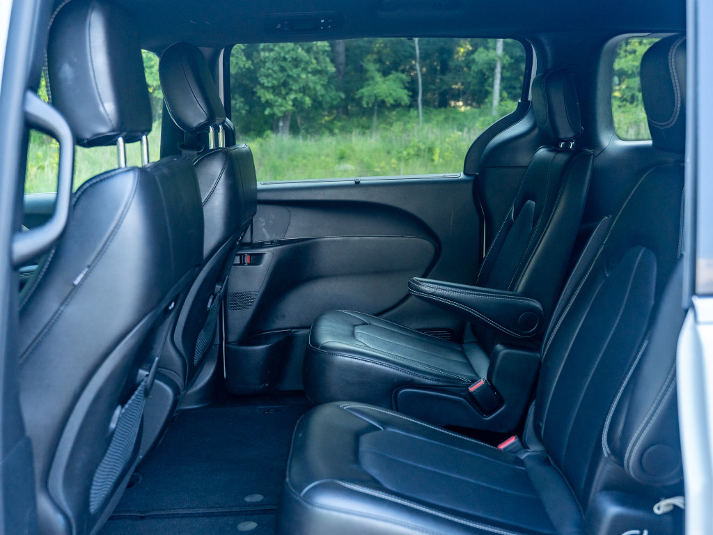 Used 2025 Chrysler Pacifica Select FWD image 13
