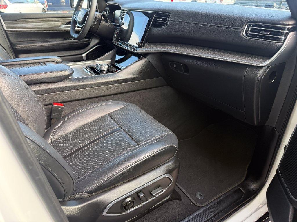 Used 2024 Jeep Wagoneer L Series II AWD/4WD image 4
