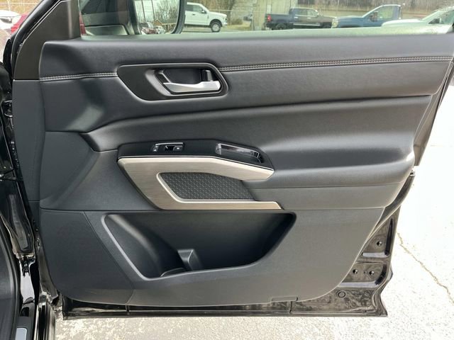 Used 2025 Nissan Pathfinder Platinum image 26