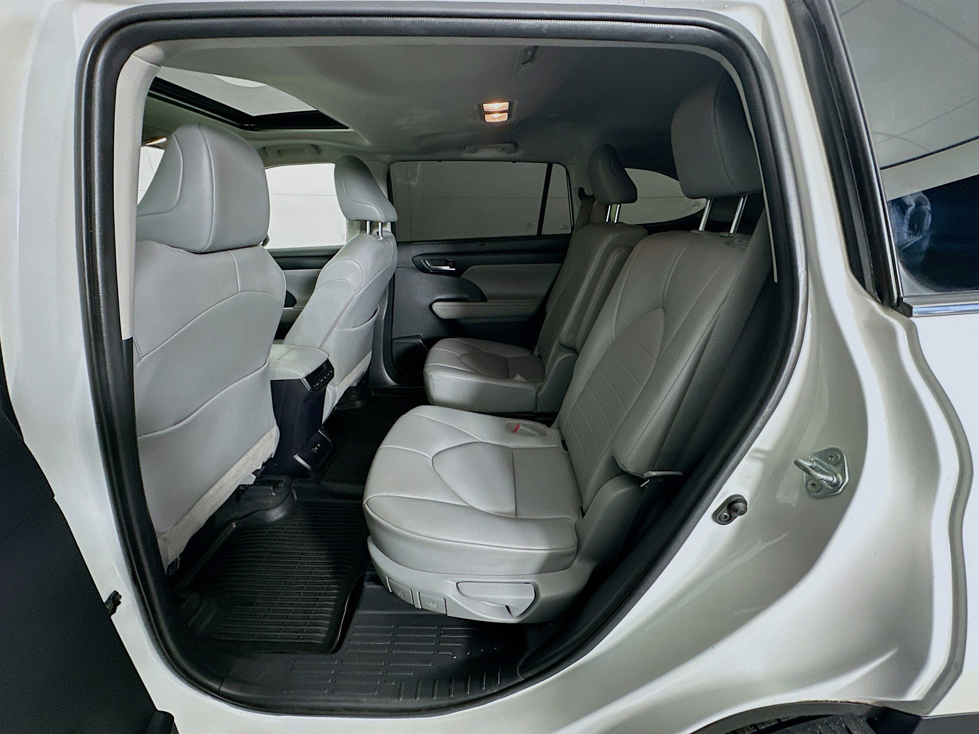 Used 2020 Toyota Highlander XLE image 30