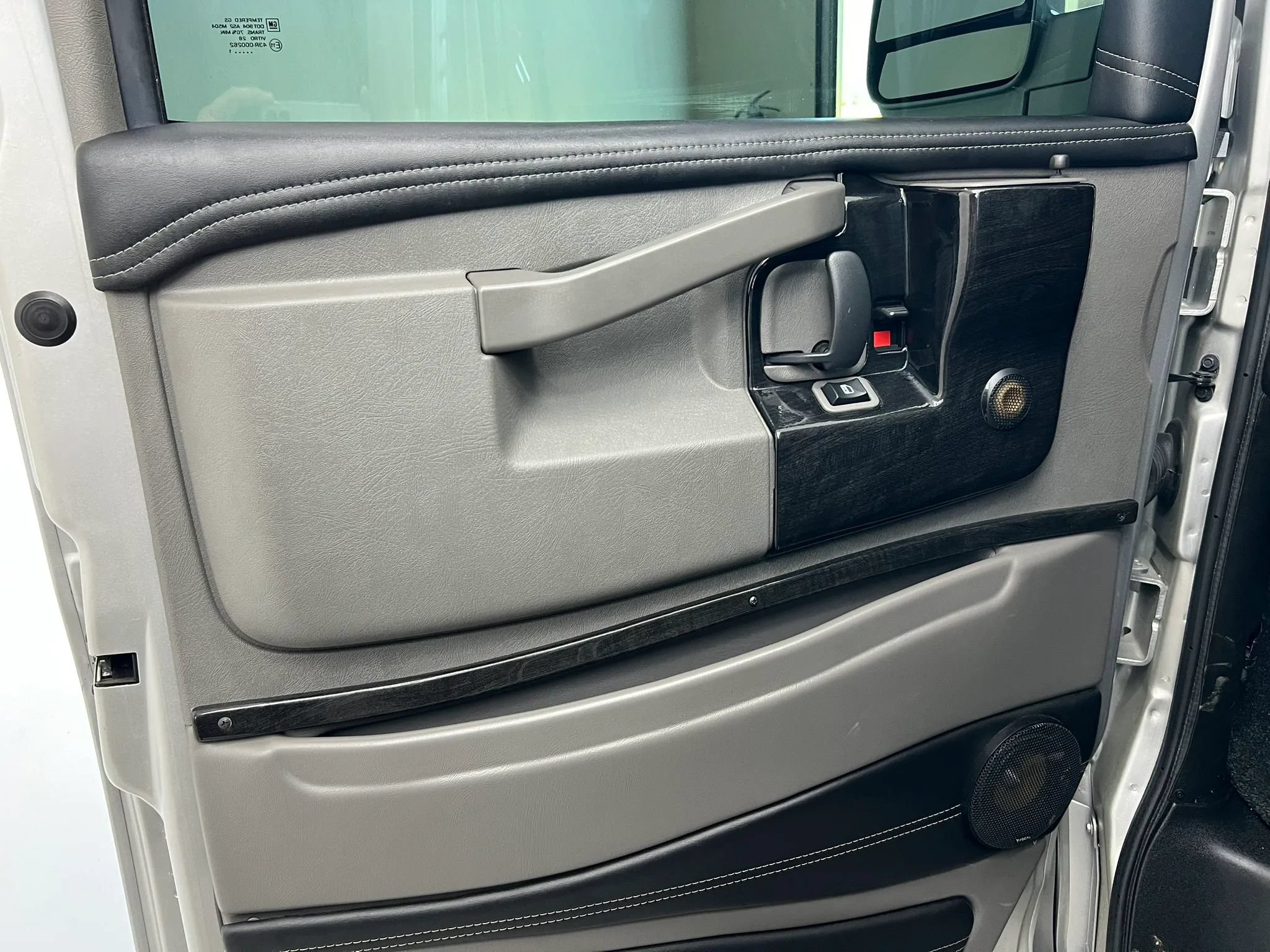 Used 2021 Chevrolet Express 3500 LS w/ Chrome Appearance Package RWD image 11