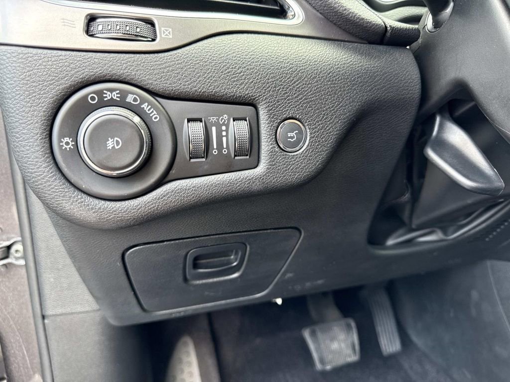 Used 2019 Jeep Cherokee Limited FWD image 30