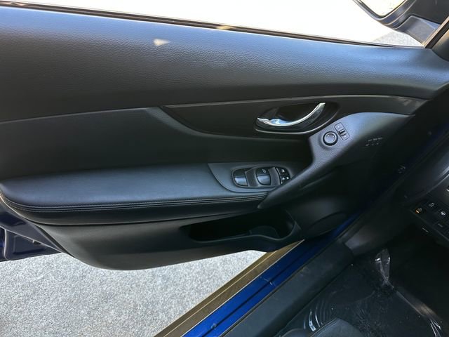 Used 2020 Nissan Rogue SV w/ Premium Package image 13