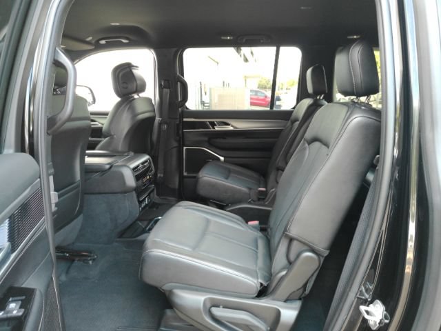Used 2025 Jeep Wagoneer L Series II AWD/4WD image 19