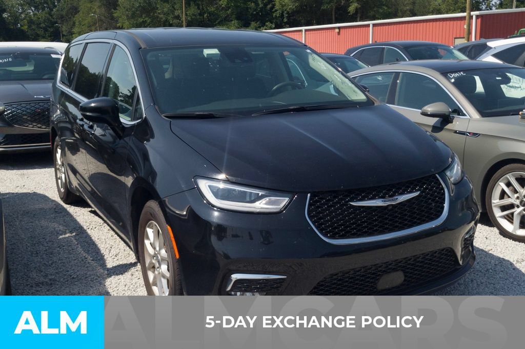 Used 2024 Chrysler Pacifica Touring-L FWD image 3