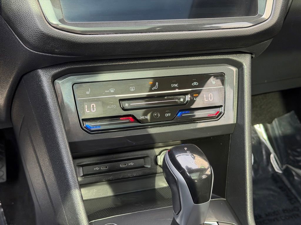 Used 2022 Volkswagen Tiguan SE w/ Panoramic Sunroof Package AWD/4WD image 10