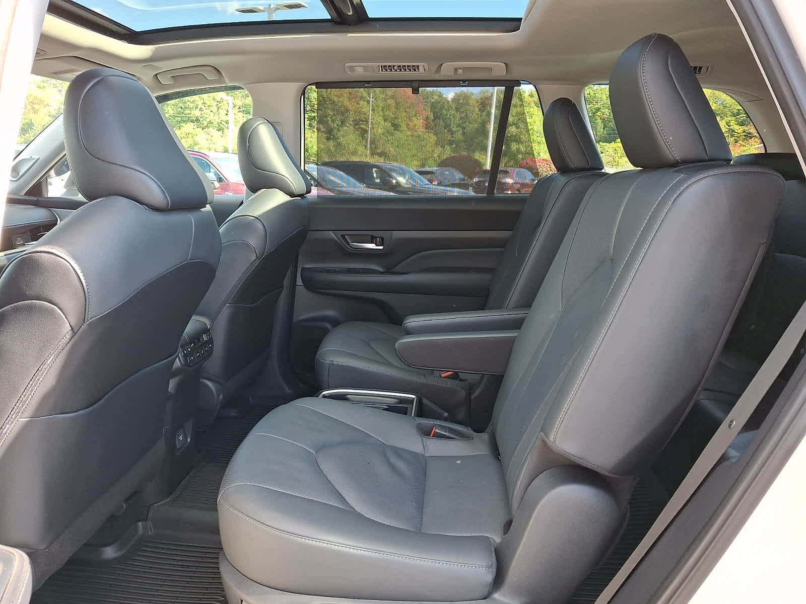 Used 2024 Toyota Grand Highlander AWD image 12