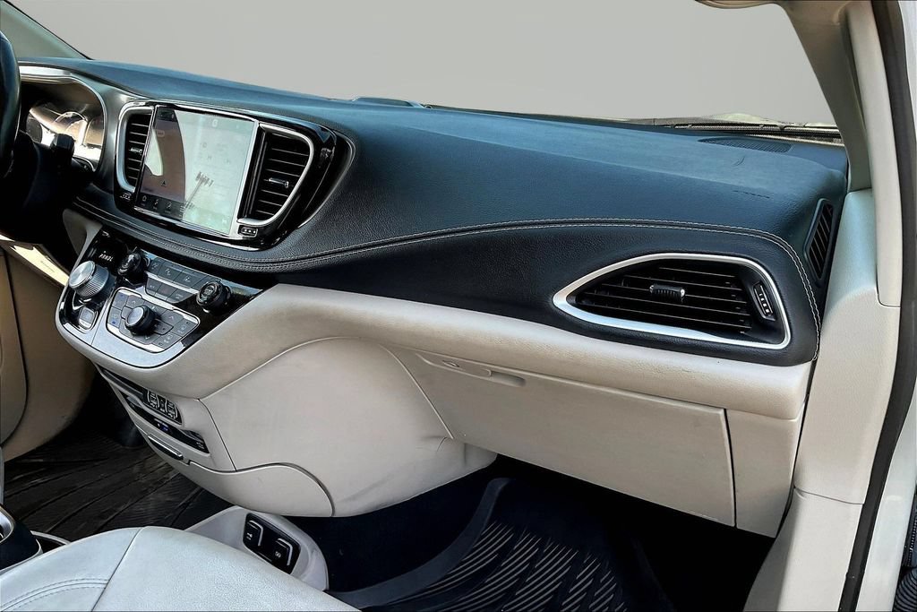 Used 2021 Chrysler Pacifica Touring-L w/ Uconnect Theater Family Group FWD image 27