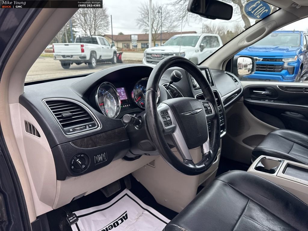 Used 2013 Chrysler Town & Country Touring image 15