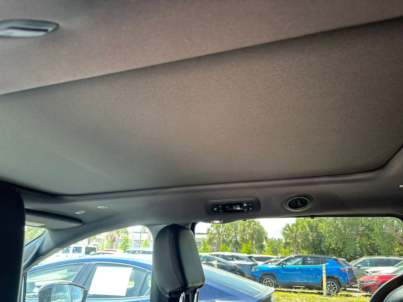 Used 2025 Chrysler Pacifica Limited FWD image 32