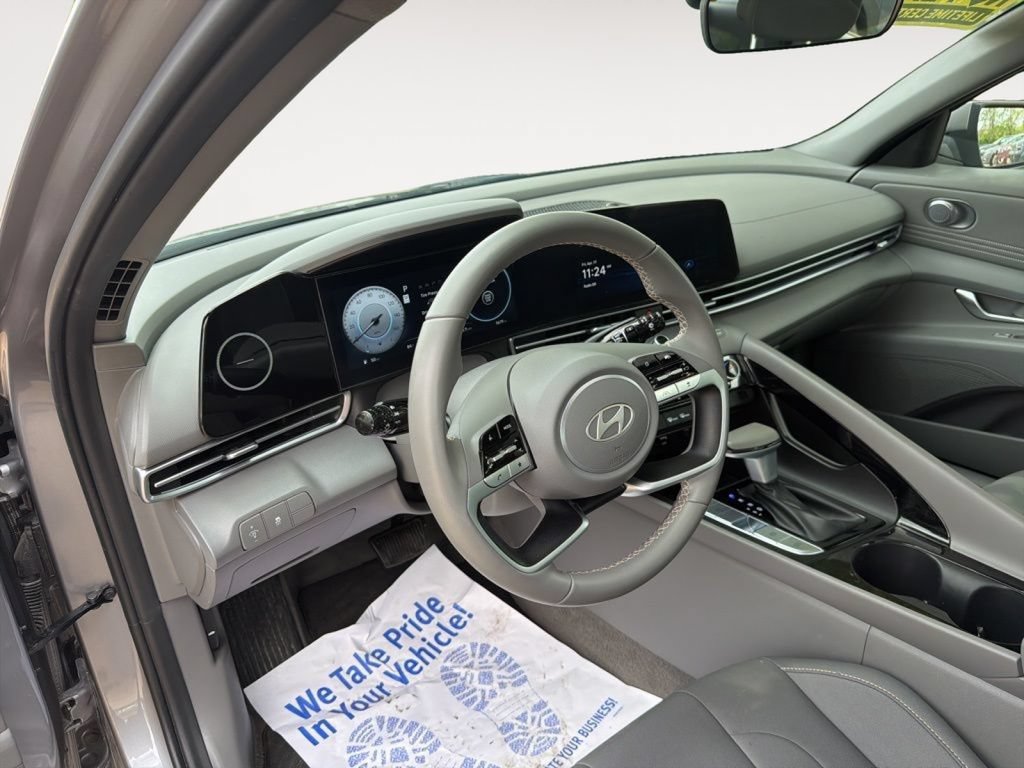 Used 2025 Hyundai Elantra SEL FWD image 15