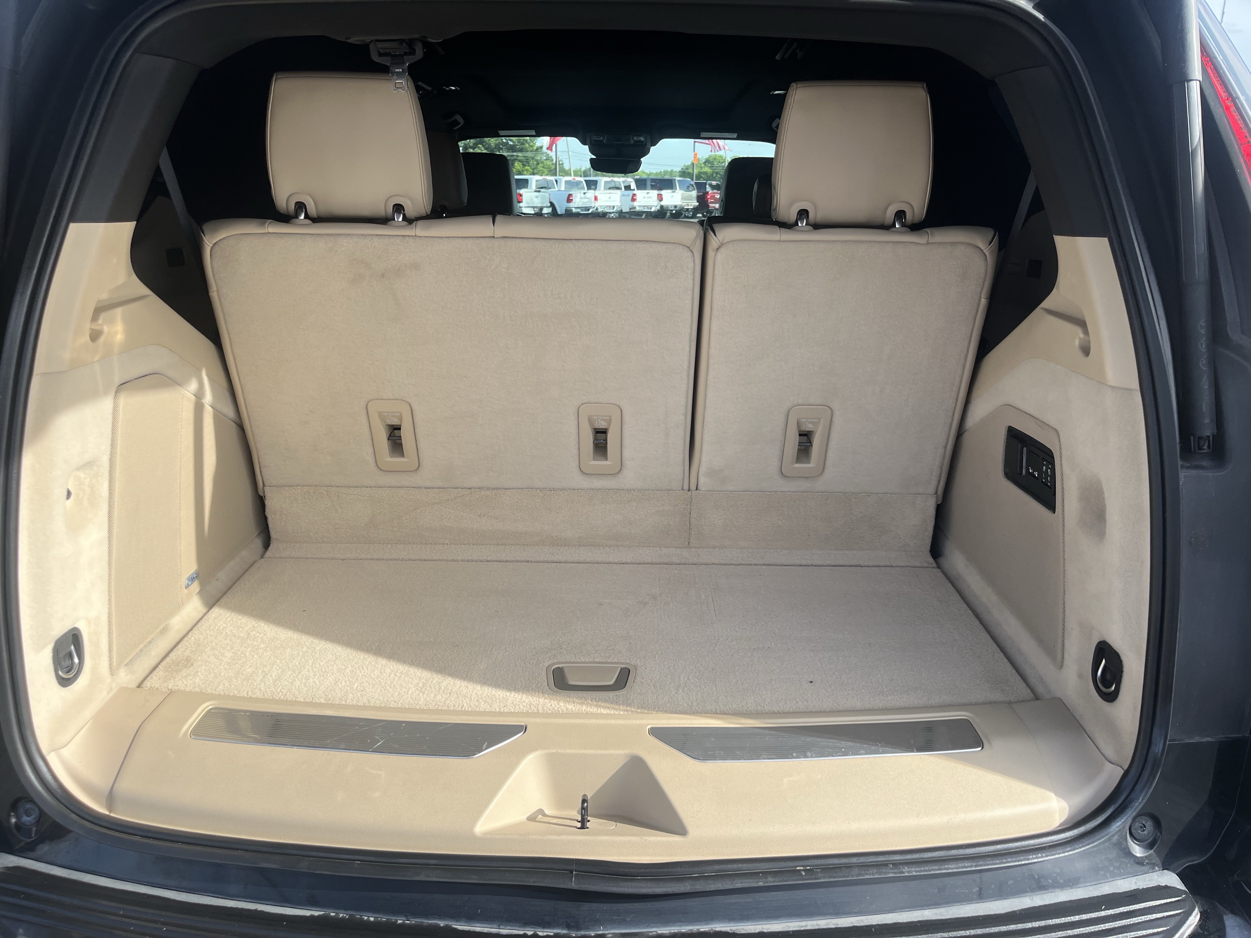 Used 2021 Cadillac Escalade Premium Luxury AWD/4WD image 12