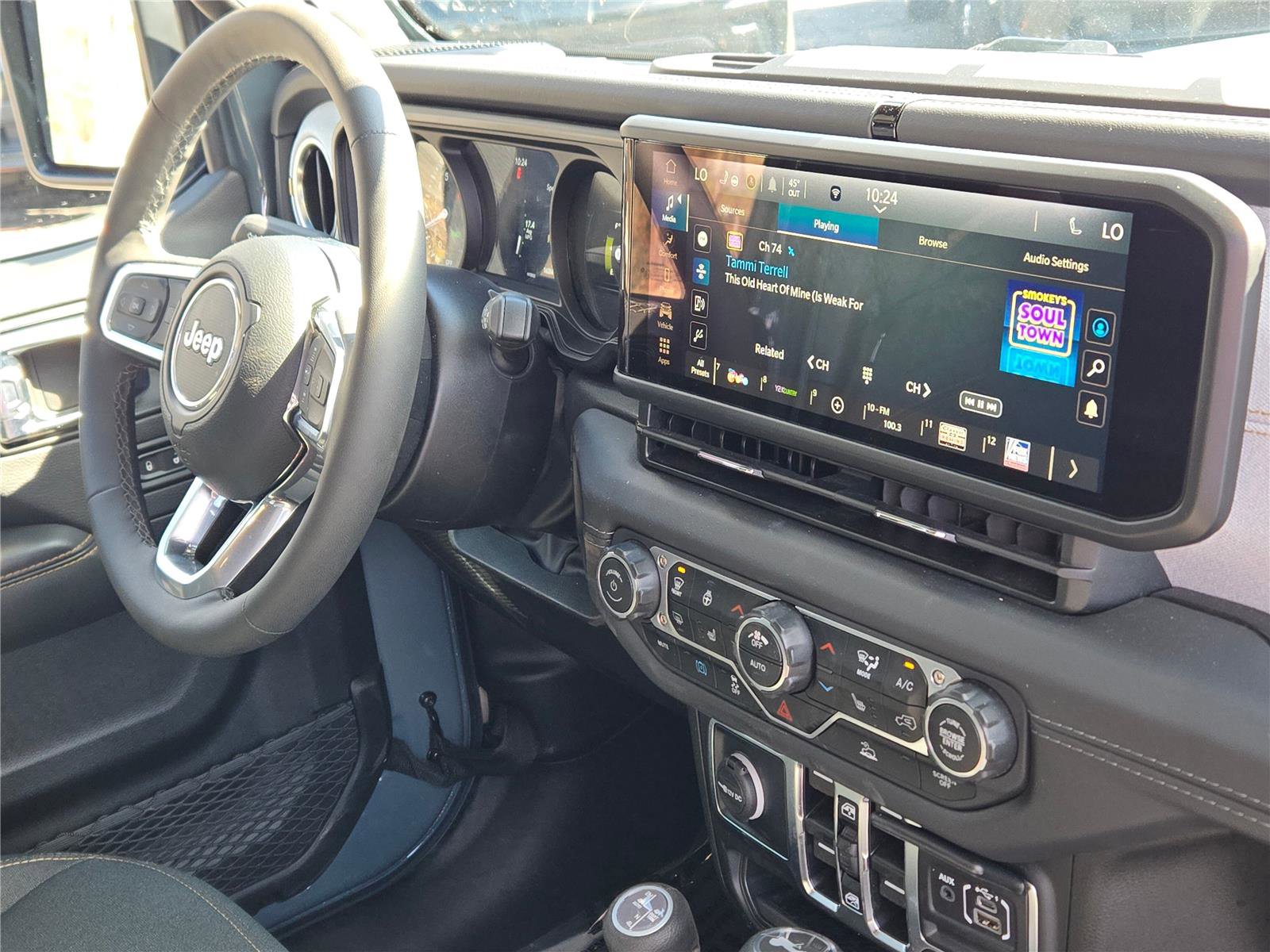 Used 2025 Jeep Wrangler Sahara AWD/4WD image 5