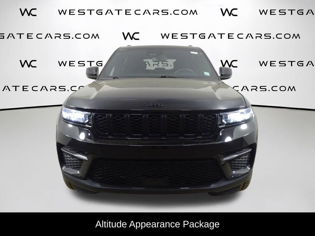 Used 2023 Jeep Grand Cherokee Altitude image 4