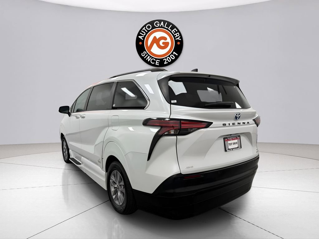 Used 2022 Toyota Sienna XLE w/ XLE Plus Package AWD/4WD image 5