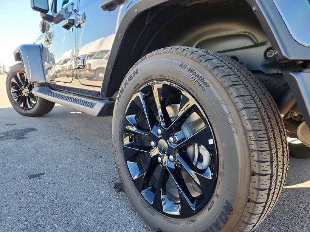 Used 2025 Jeep Wrangler Unlimited Sahara AWD/4WD image 17