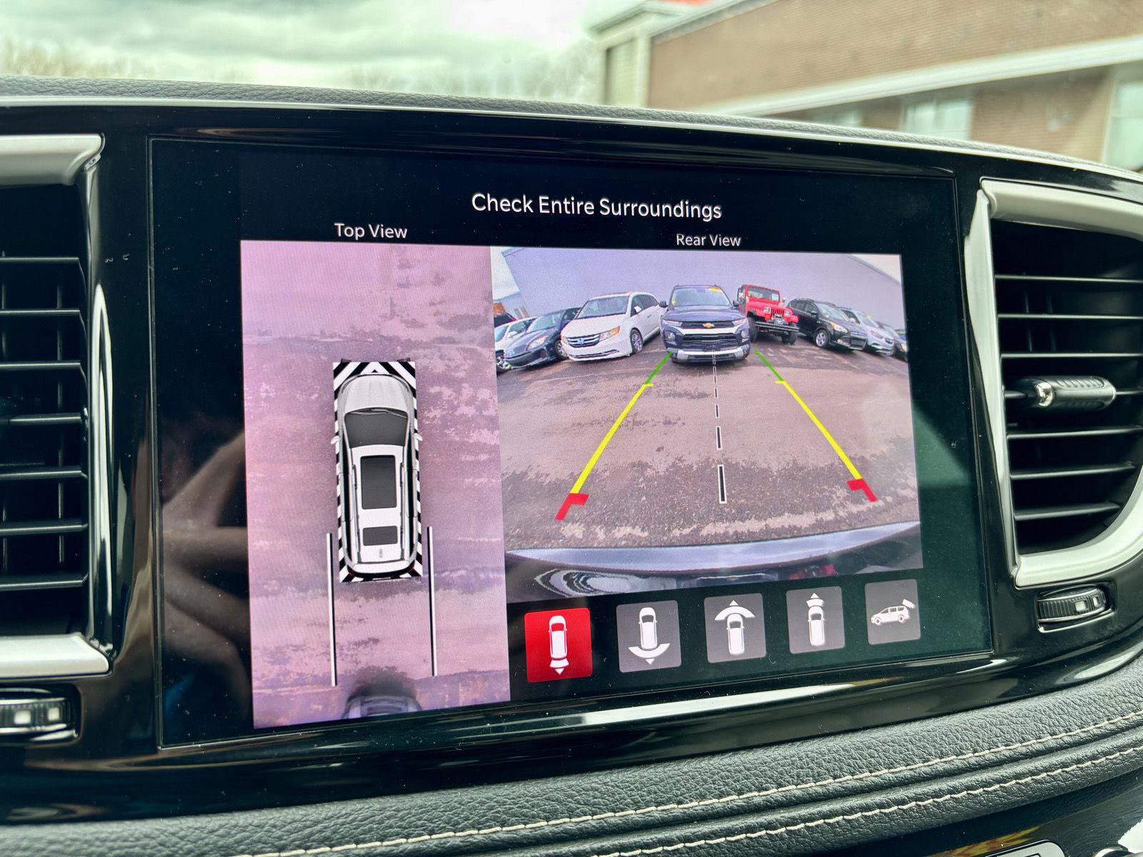 Used 2021 Chrysler Pacifica Touring-L image 10