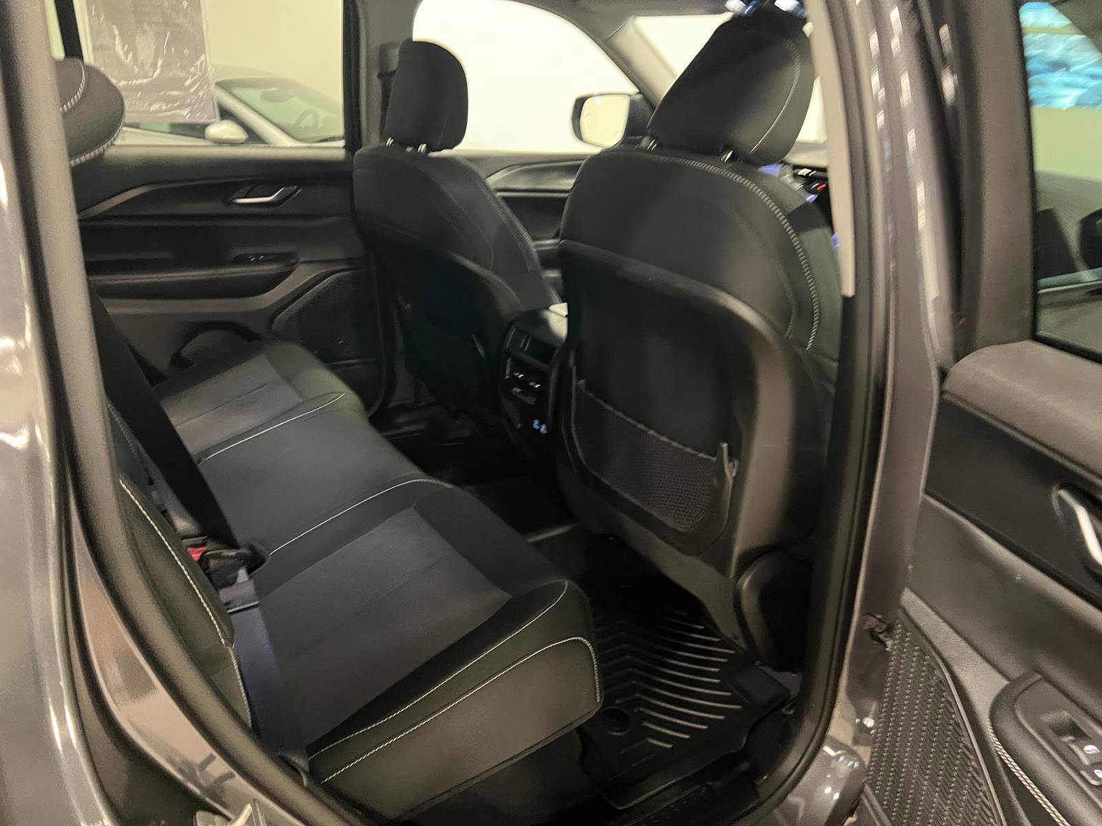 Used 2023 Jeep Grand Cherokee Laredo image 32