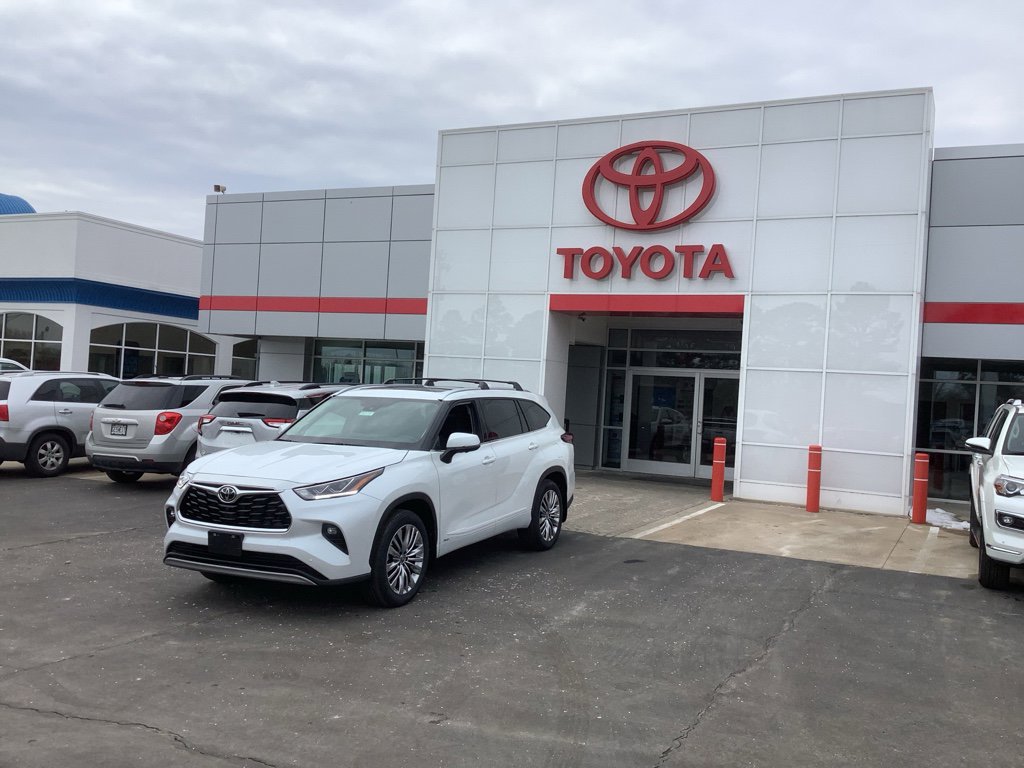 New 2026 Toyota Highlander Platinum image 3