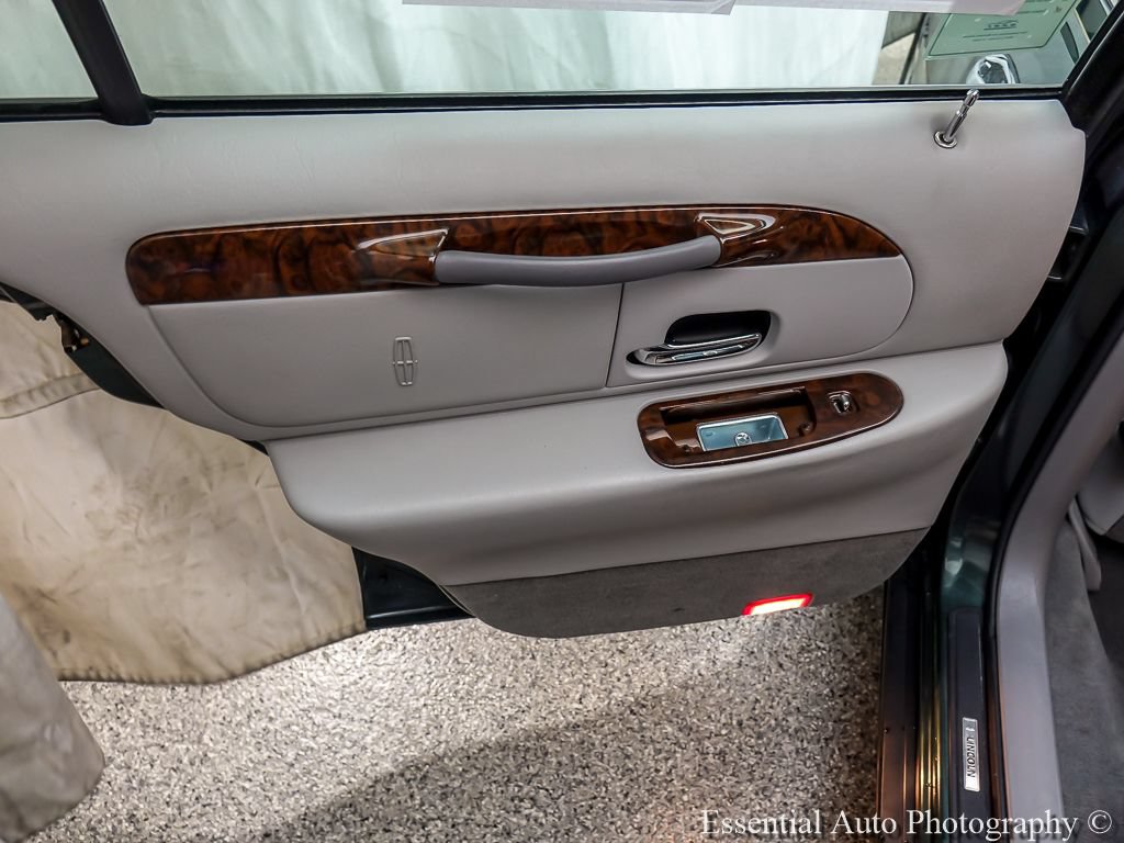 Used 1999 Lincoln Town Car Signature RWD image 20