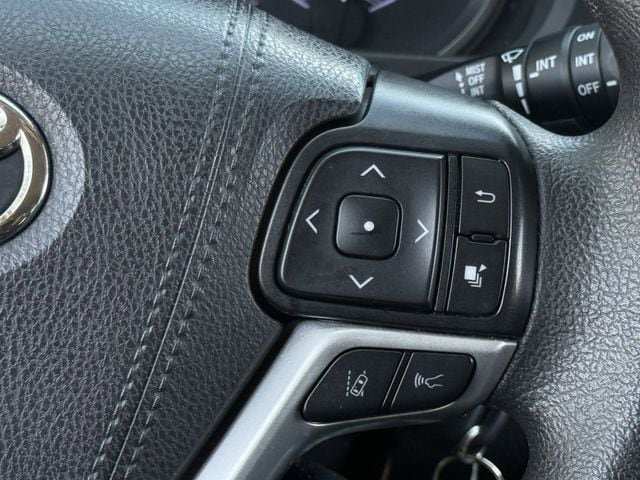 Used 2019 Toyota Highlander LE FWD image 14