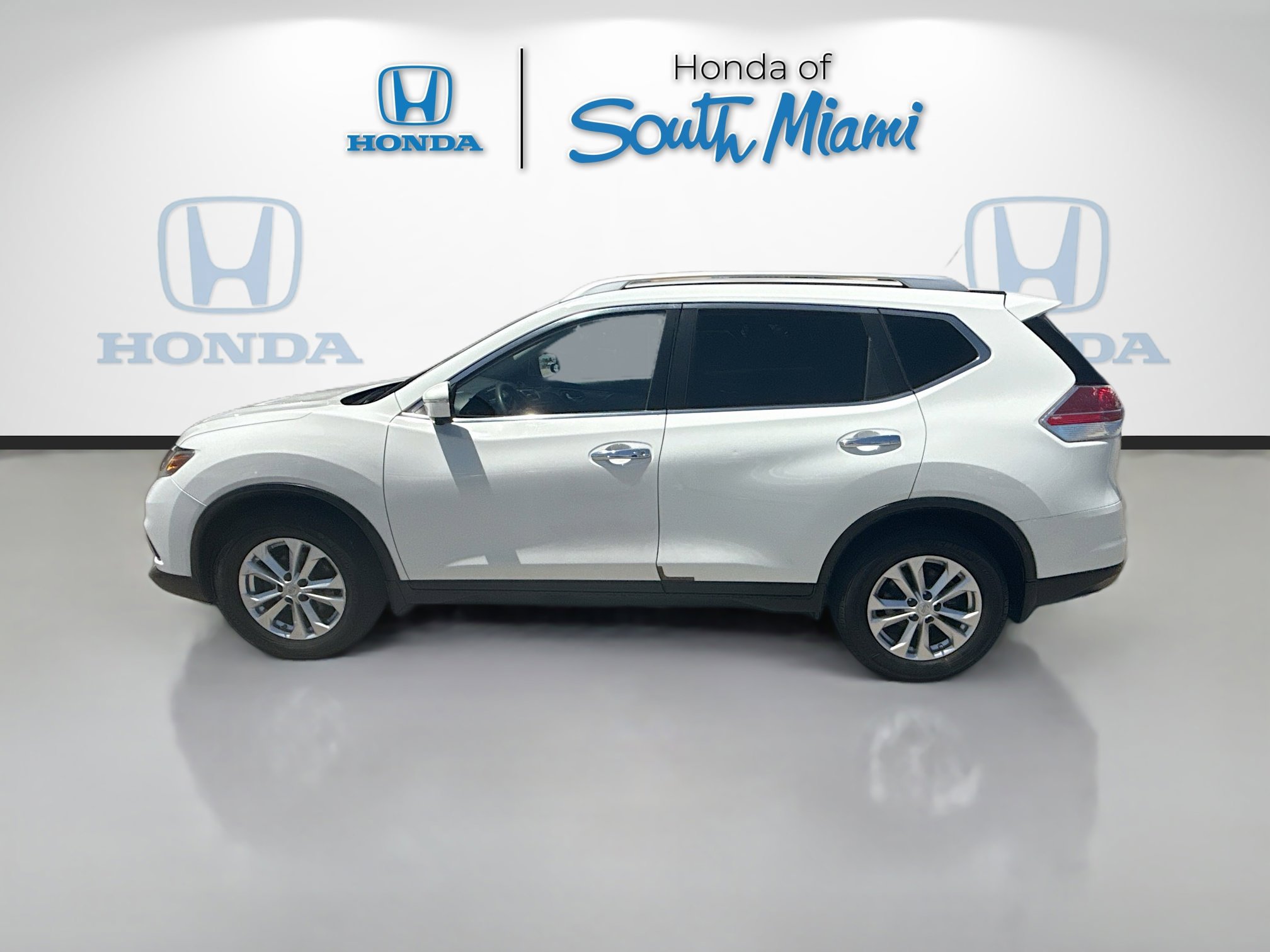 Used 2015 Nissan Rogue SV w/ SV Premium Package image 4