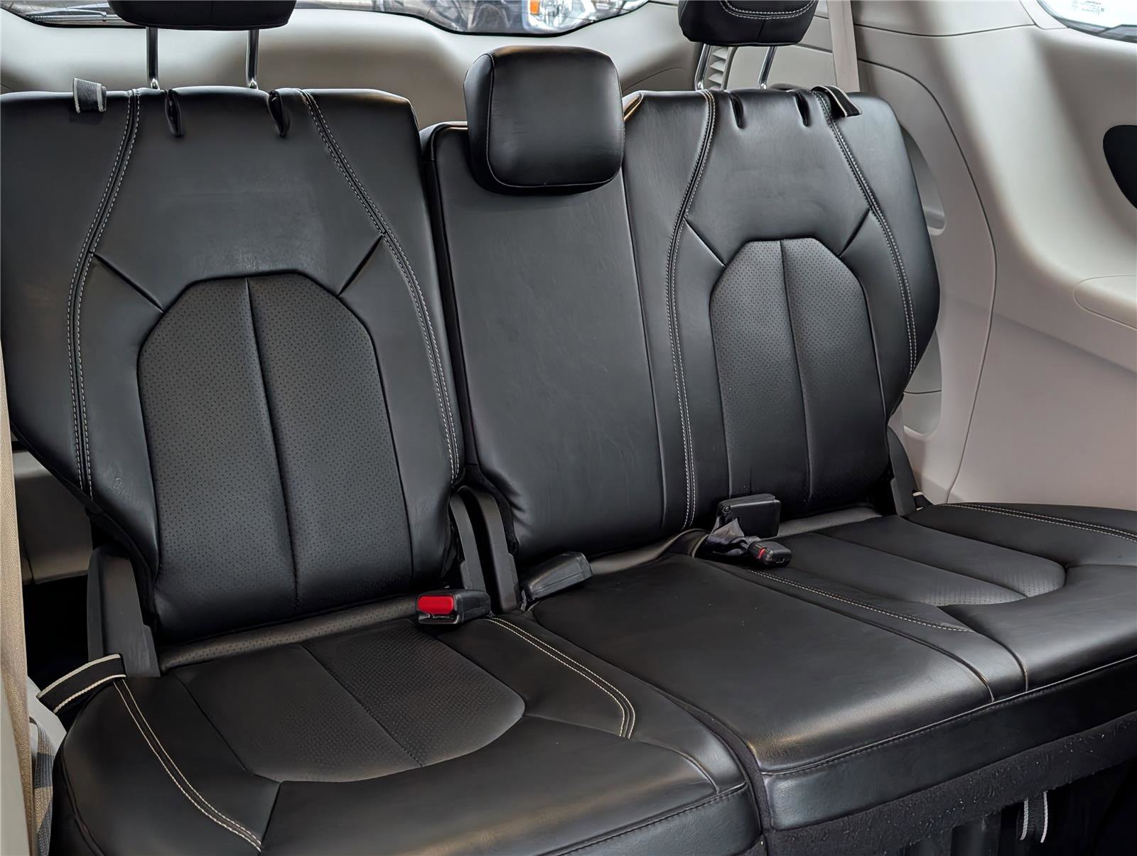 Used 2024 Chrysler Pacifica Touring-L image 12