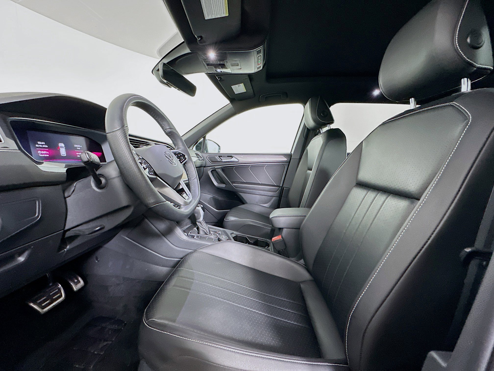 Used 2022 Volkswagen Tiguan SE R-Line image 13