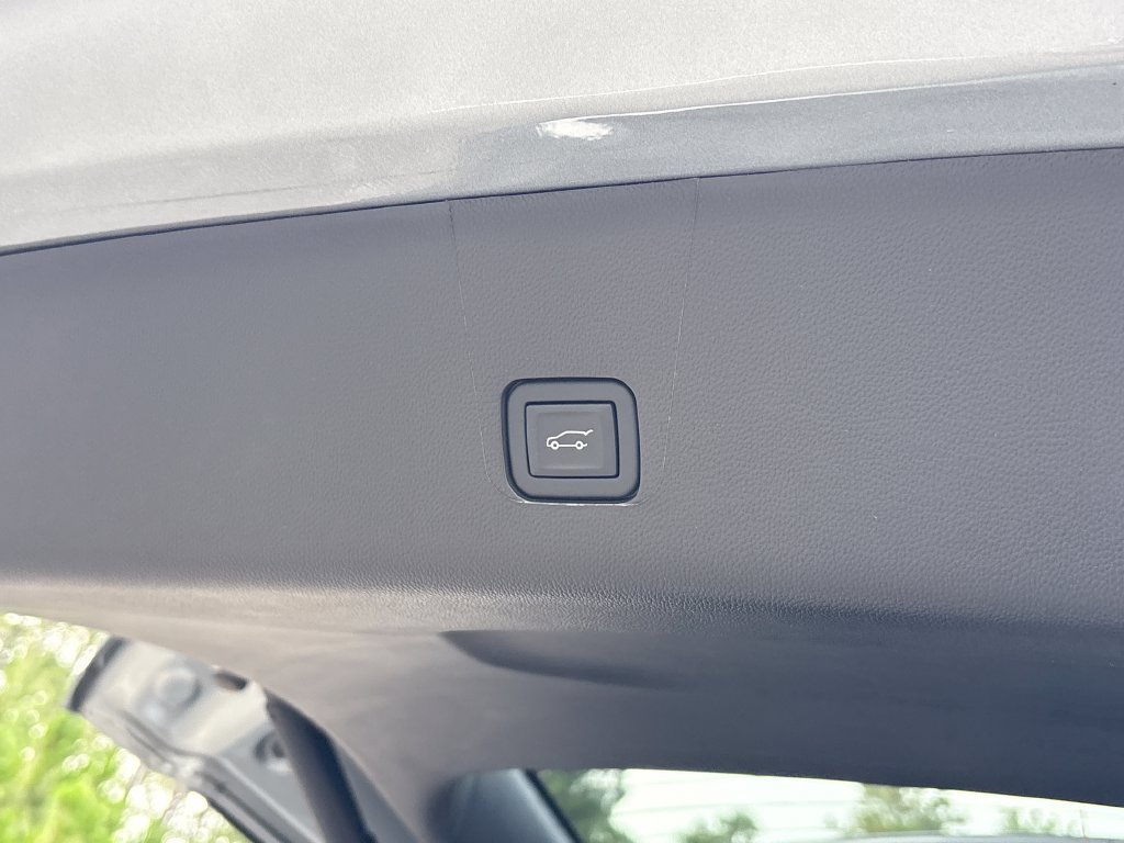 Used 2023 Chevrolet Traverse Premier FWD image 29