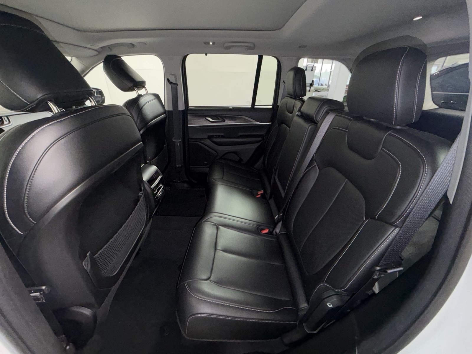 Used 2023 Jeep Grand Cherokee Limited w/ Luxury Tech Group II AWD/4WD image 25