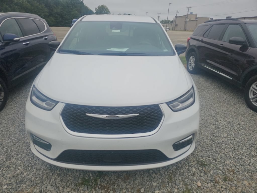 Used 2025 Chrysler Pacifica Select FWD image 2