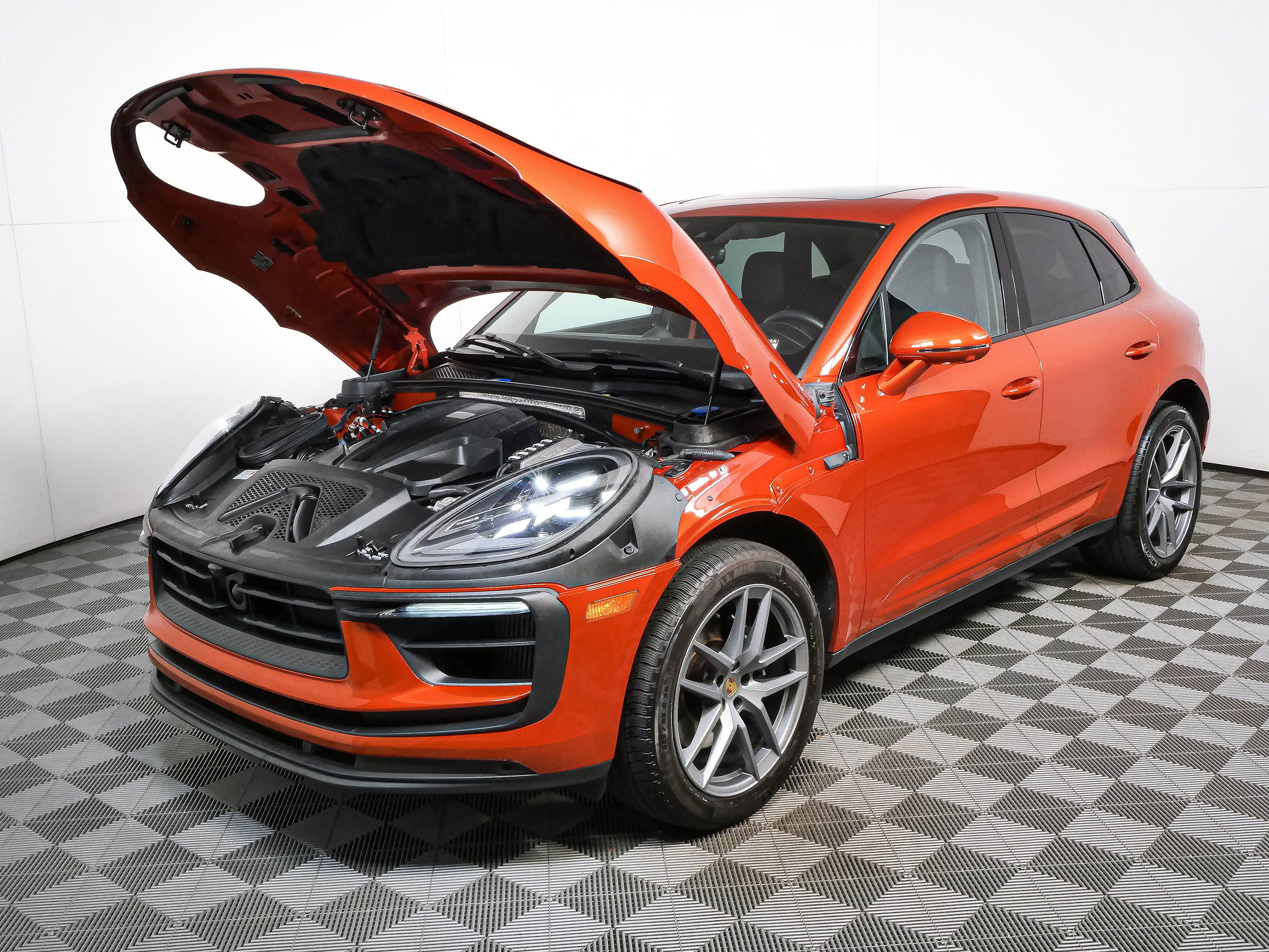 Certified 2024 Porsche Macan S AWD/4WD image 34
