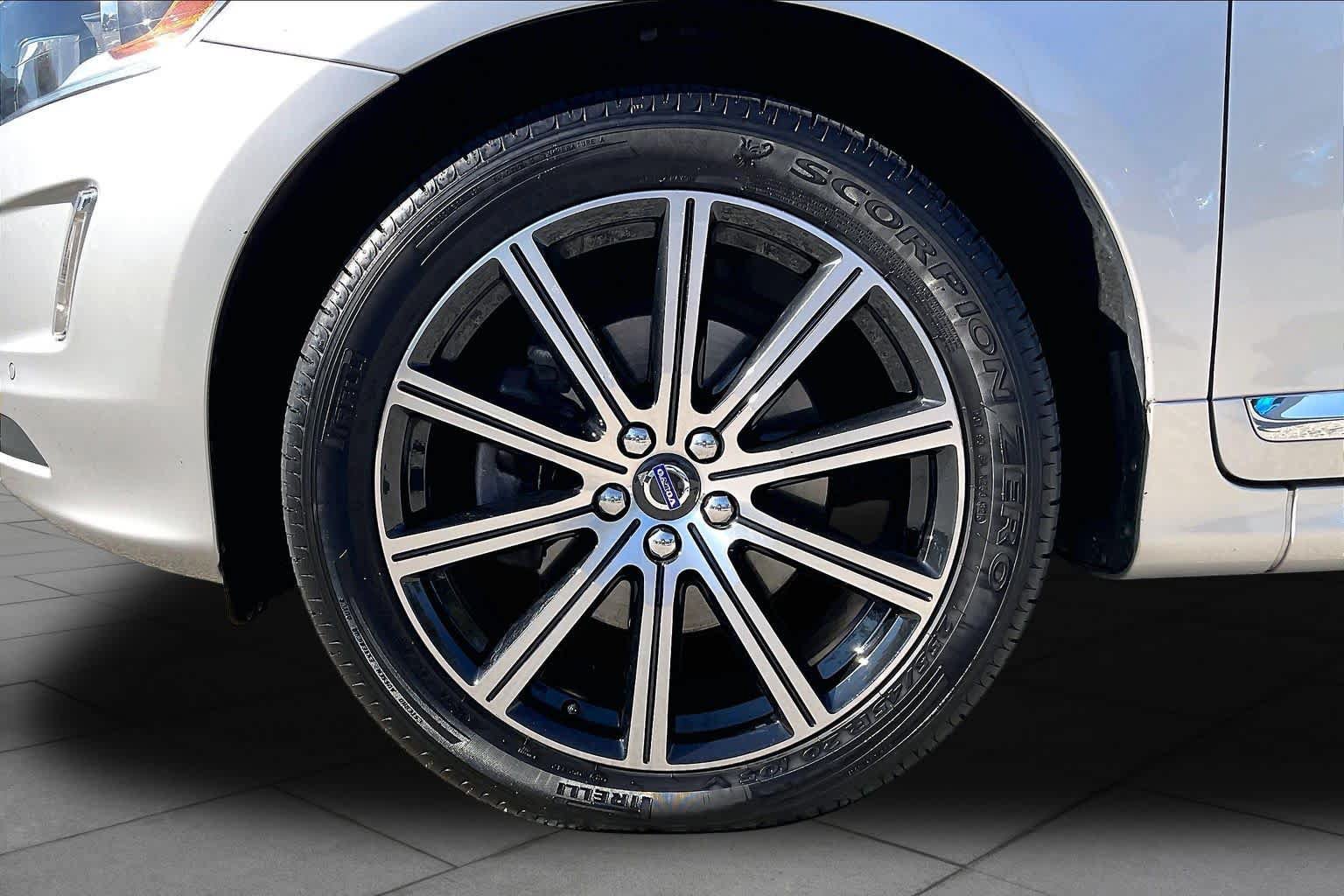 Used 2016 Volvo XC60 T6 w/ Proximity Package AWD/4WD image 10