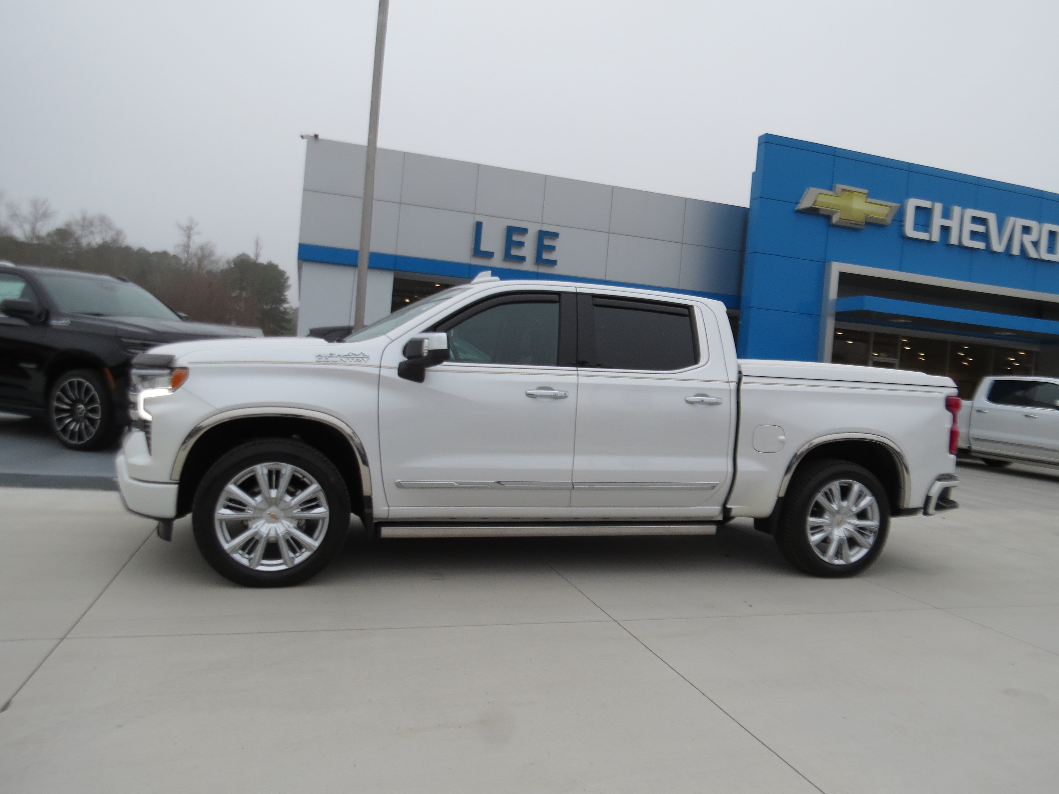 Used 2023 Chevrolet Silverado 1500 High Country w/ High Country Premium Package AWD/4WD image 2